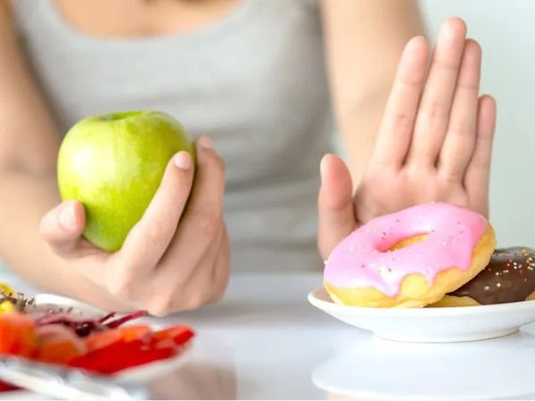 7 Junk Food Habits That Slowly Drain Your Body and Mind